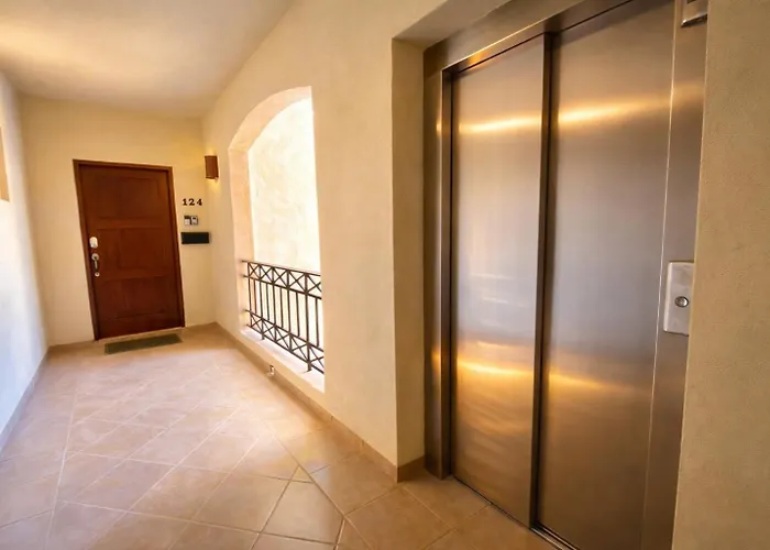 Apartment Mesmerizing Ocean & Arch Views King Beds Pool Luxury Family Friendly *